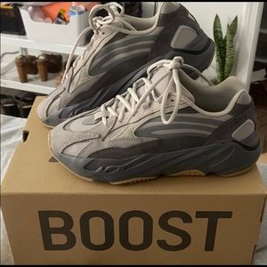 Yeezy 700 v2 tephra